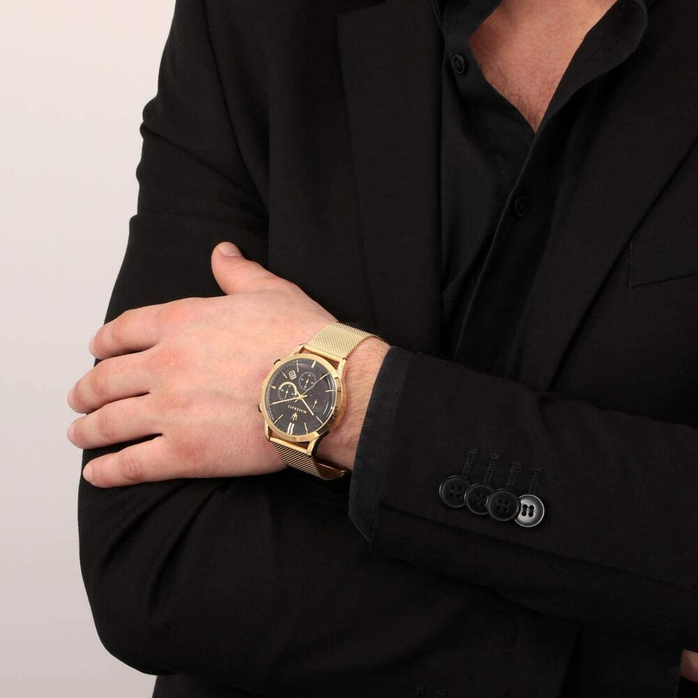 Homme portant montre Maserati R8873633003 avec bracelet maille milanaise doré"