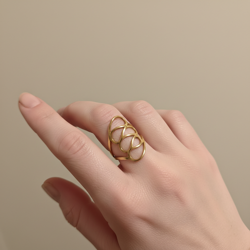 Bague fil doré close-up - fond beige