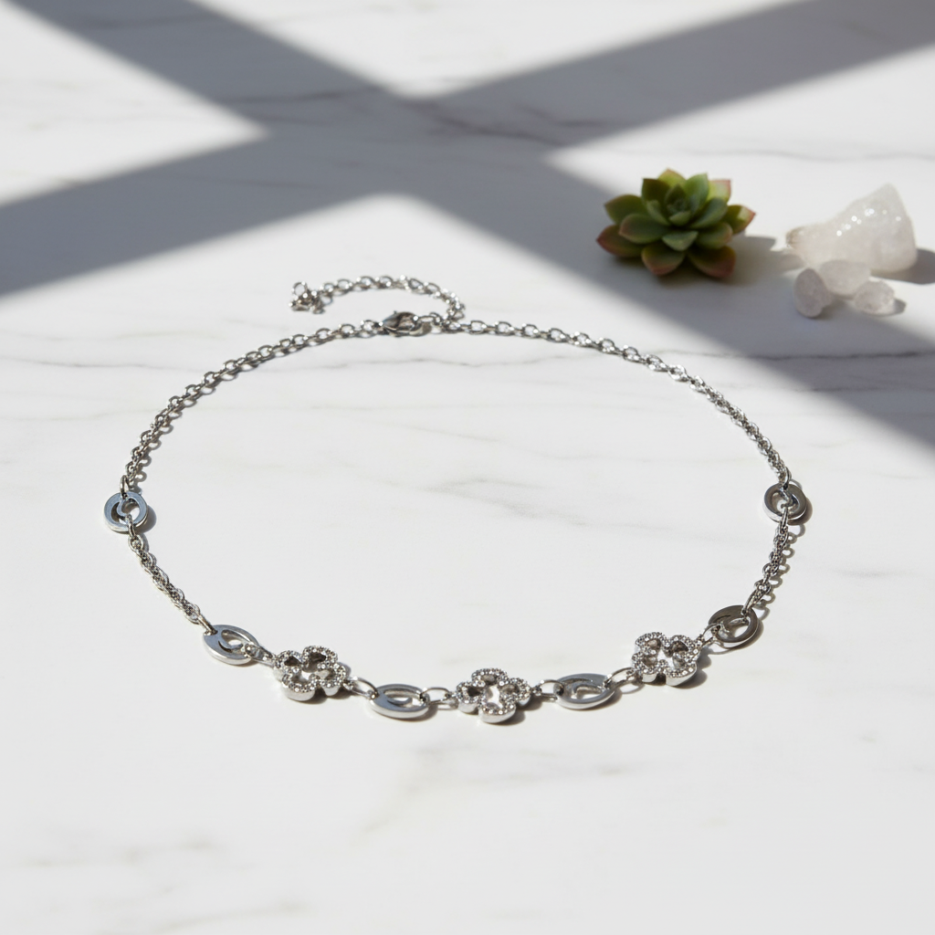 Collier Folli Follie 3N7F163C en acier inoxydable argenté avec charms trèfle et cristaux - mise en scène premium