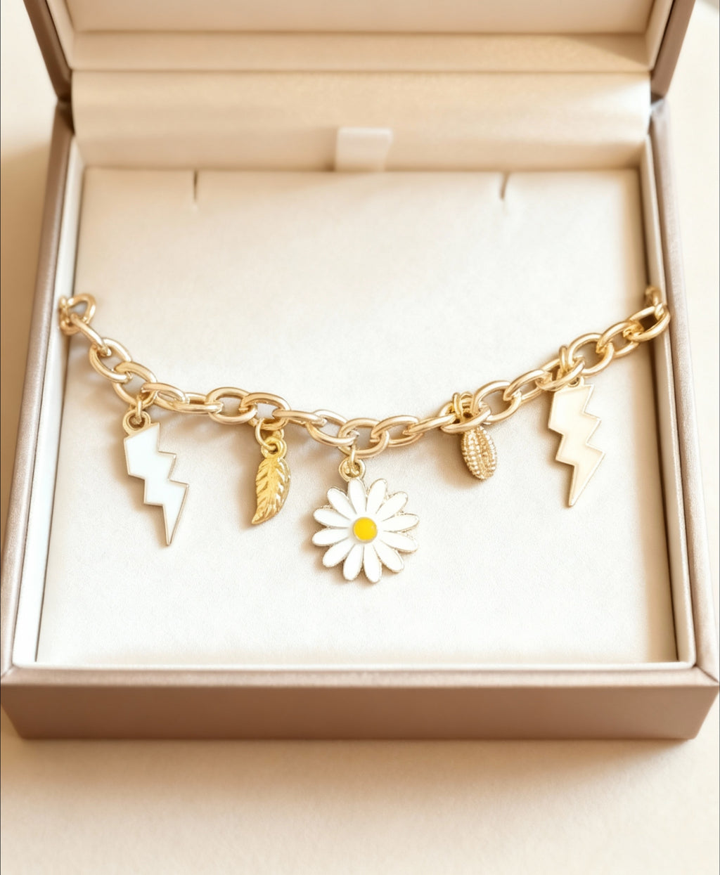 Bracelet à Charms Dorés – Esprit Soleil & Liberté