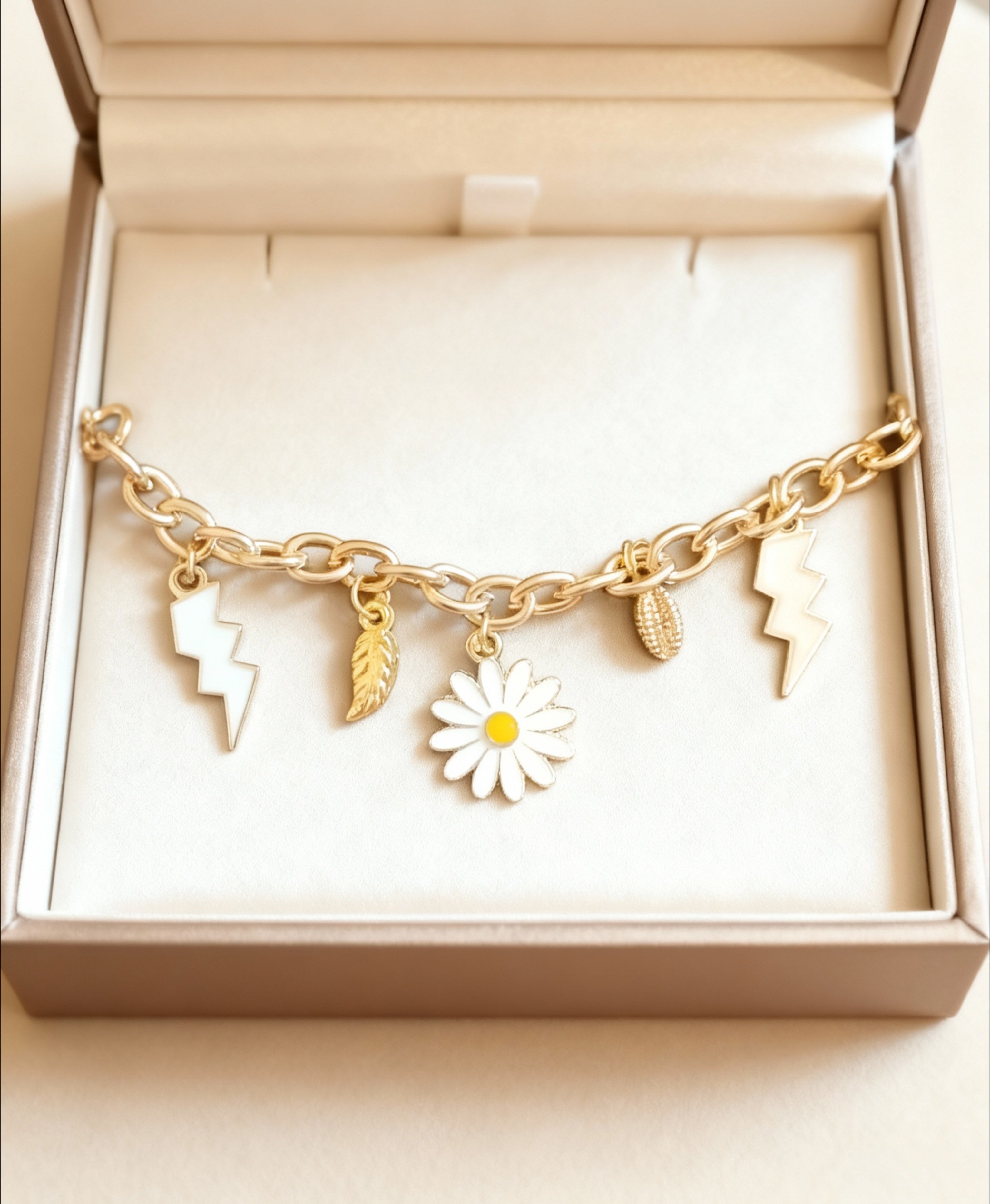 Bracelet à Charms Dorés – Esprit Soleil & Liberté