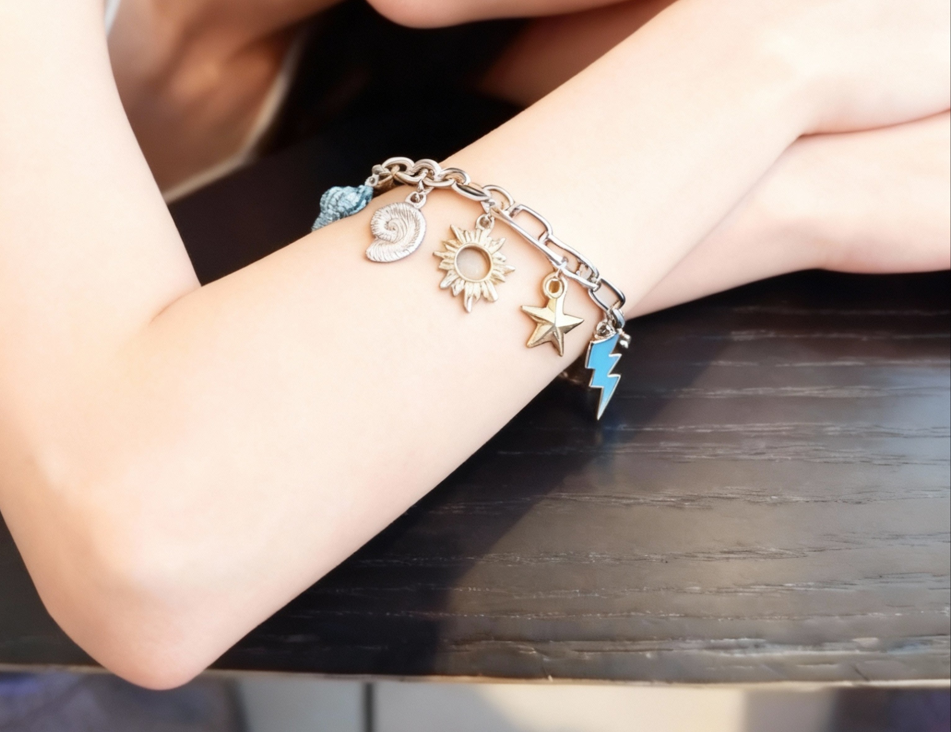 Bracelet breloque femme doré – Bijou tendance élégant