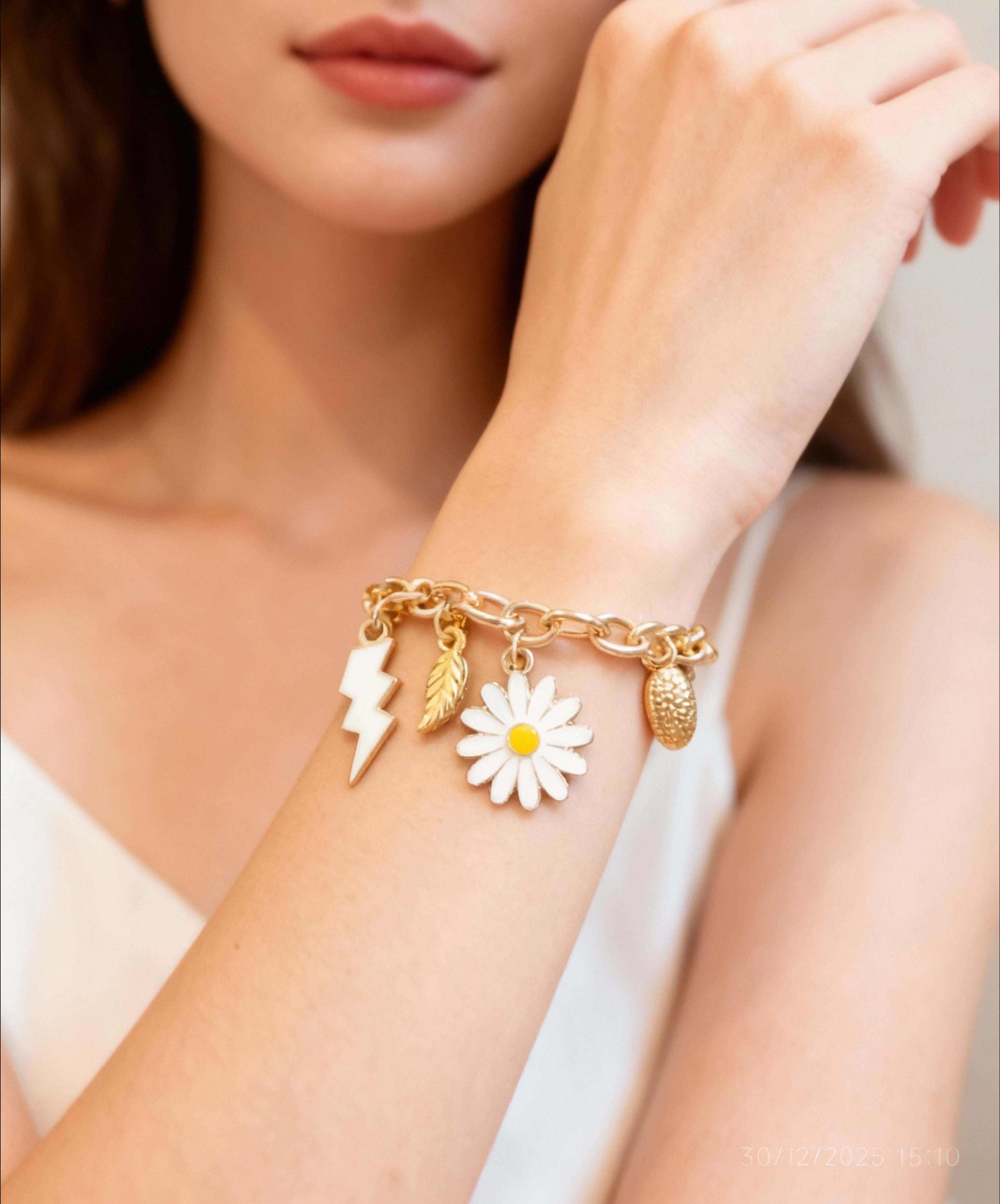 Bracelet à Charms Dorés – Esprit Soleil & Liberté